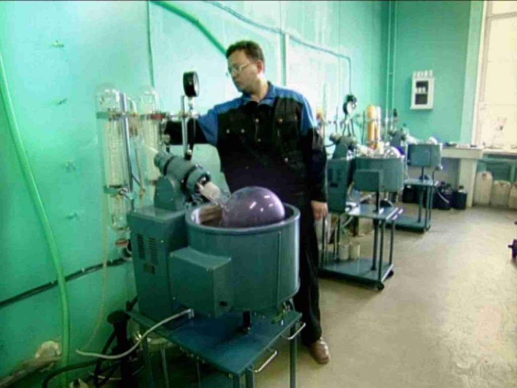 Обслуживание ротационных испарителей на участке разделения фуллеренов.